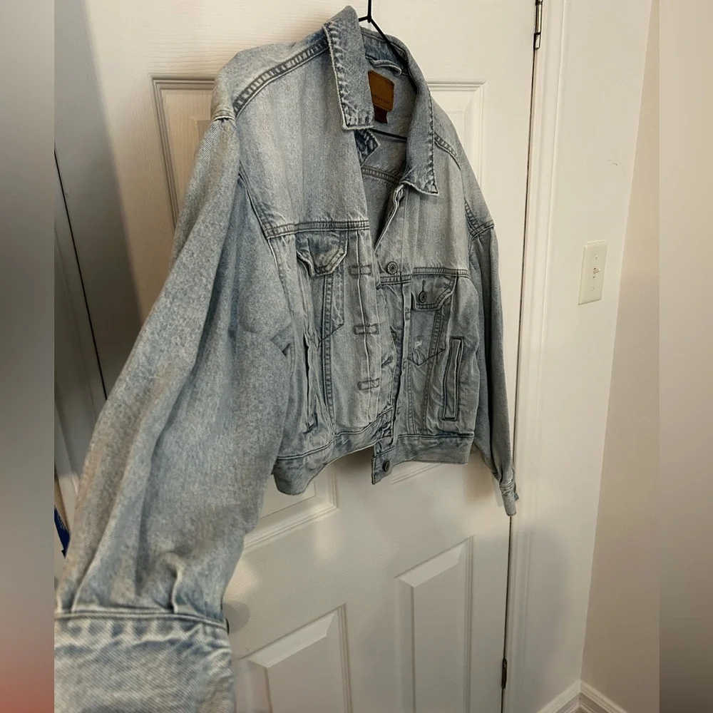 American Eagle light wash Blue Jean Jacket - Picture 3 of 5